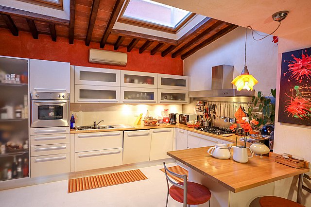 In the immediate vicinity of Pietrasanta, two apartments