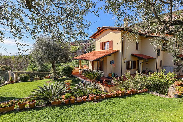 Semi detached Villa in the hills of Pietrasanta