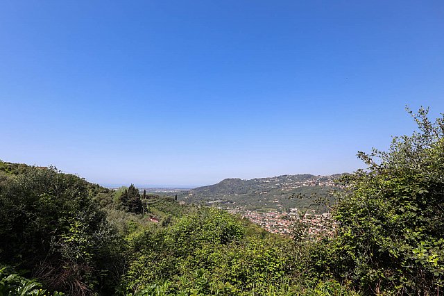 Farmhouse with sea views and olive groves to renovate