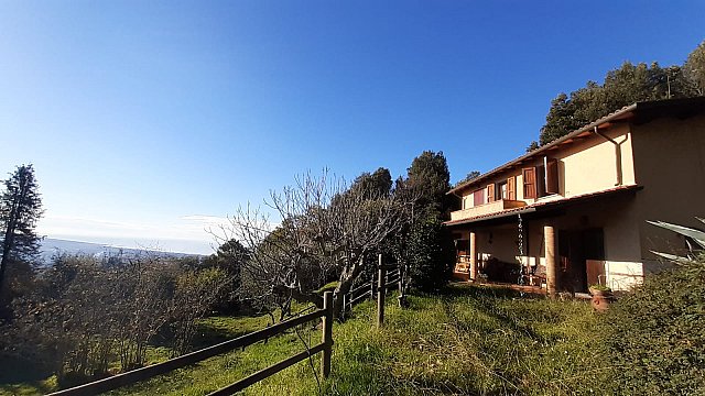 Sea view villa in the foothills of Pietrasanta