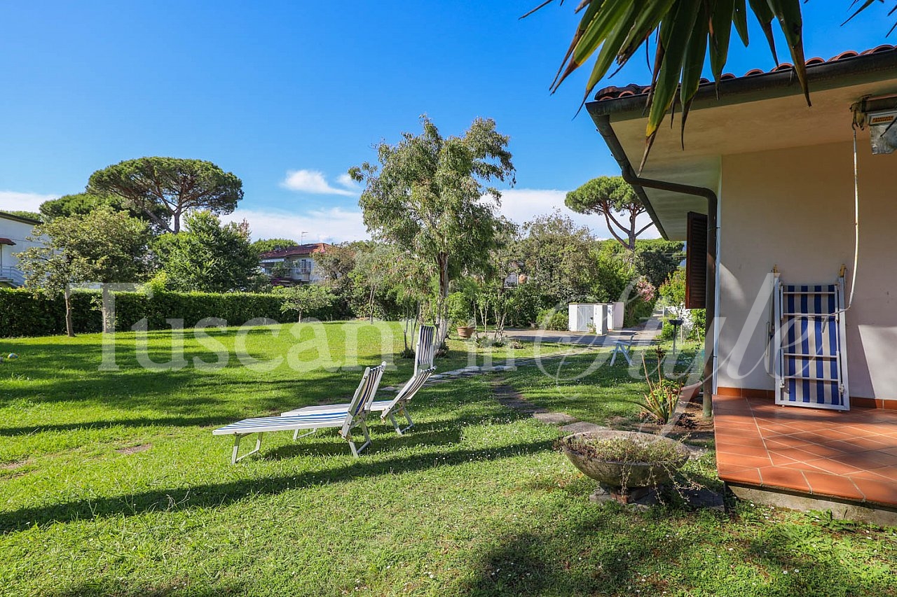 Villa Cinquale-Lovely villa set in a park garden 400 mts from the sea-0