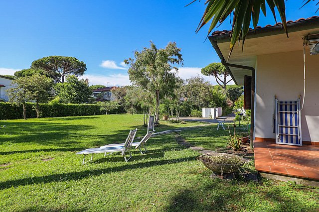Lovely villa set in a park garden 400 mts from the sea