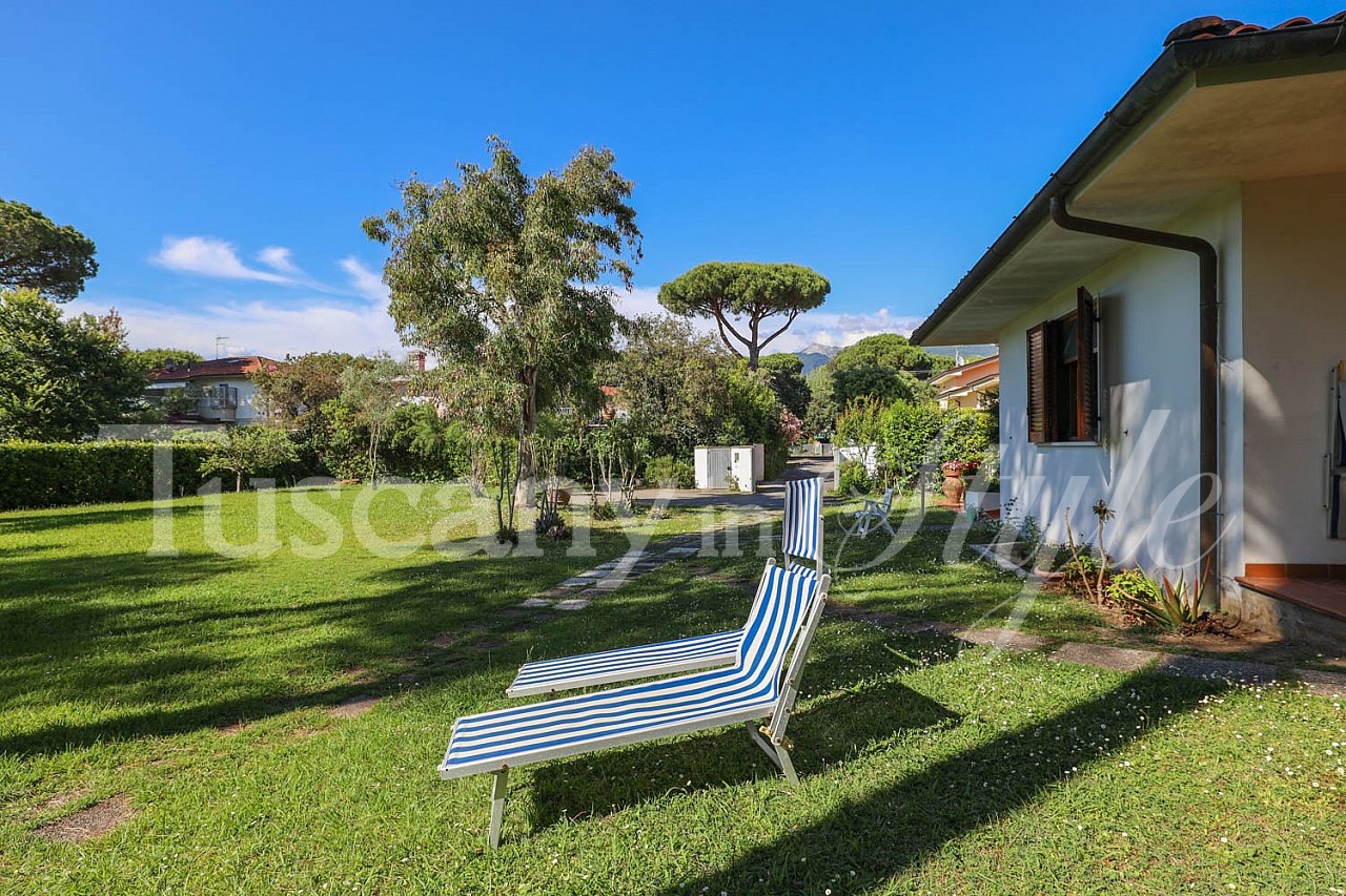 Villa Cinquale-Lovely villa set in a park garden 400 mts from the sea-1