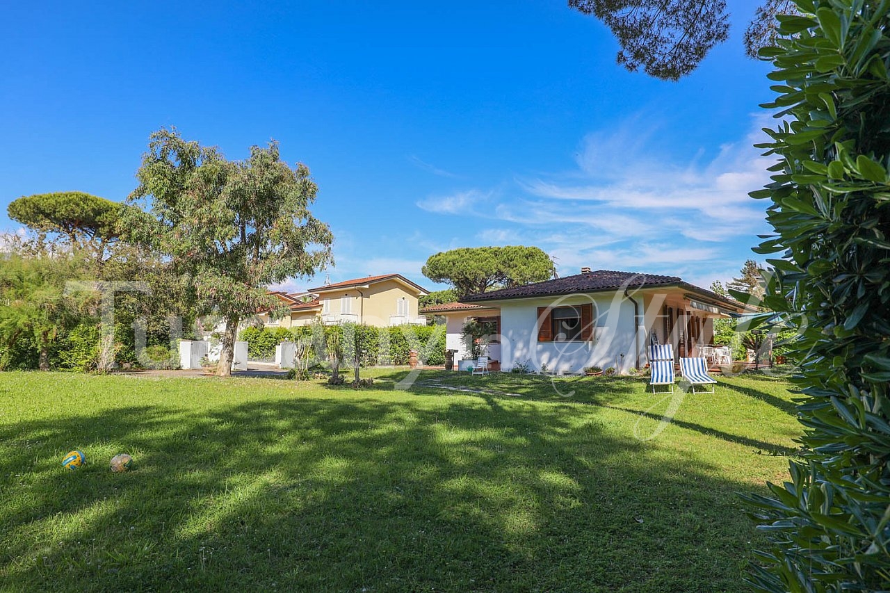 Villa Cinquale-Lovely villa set in a park garden 400 mts from the sea-3