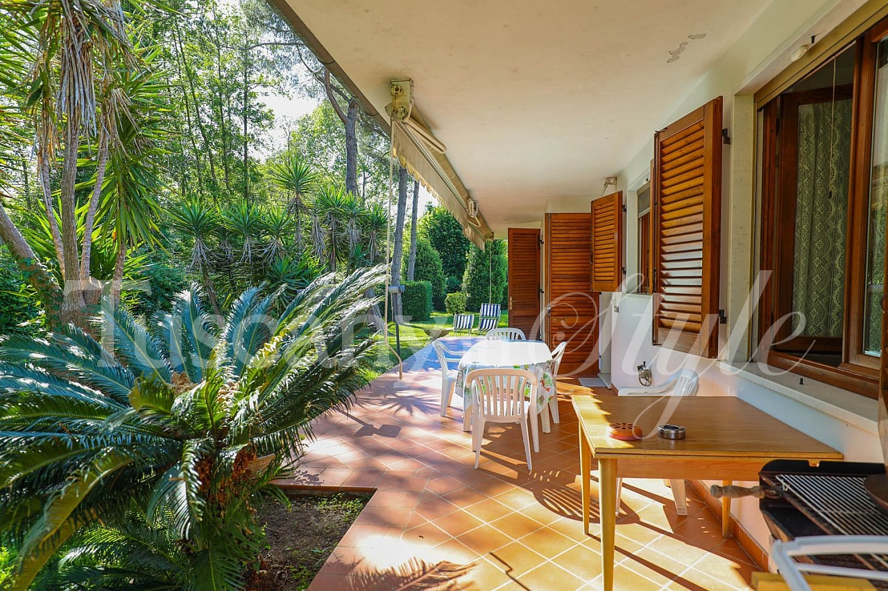 Villa Cinquale-Lovely villa set in a park garden 400 mts from the sea-5