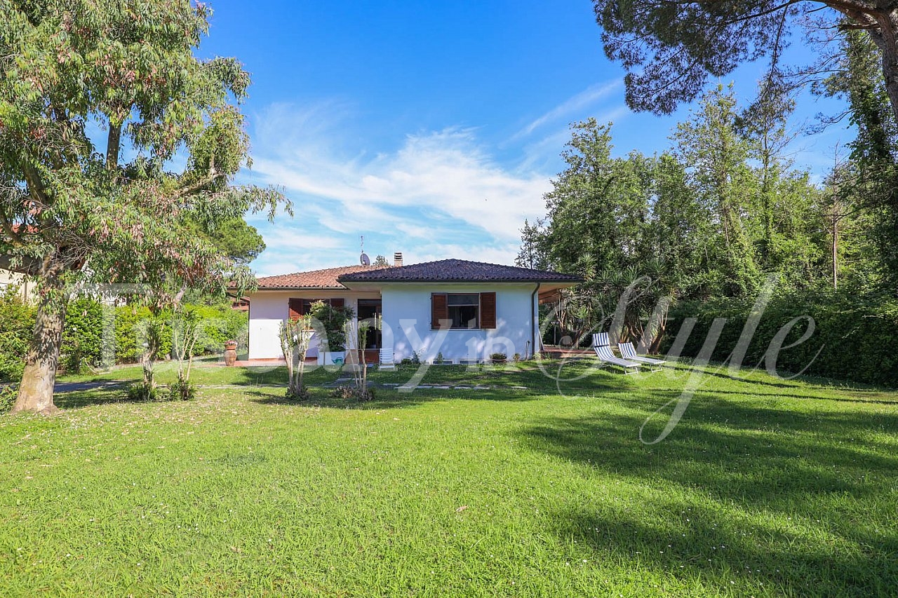 Villa Cinquale-Lovely villa set in a park garden 400 mts from the sea-6