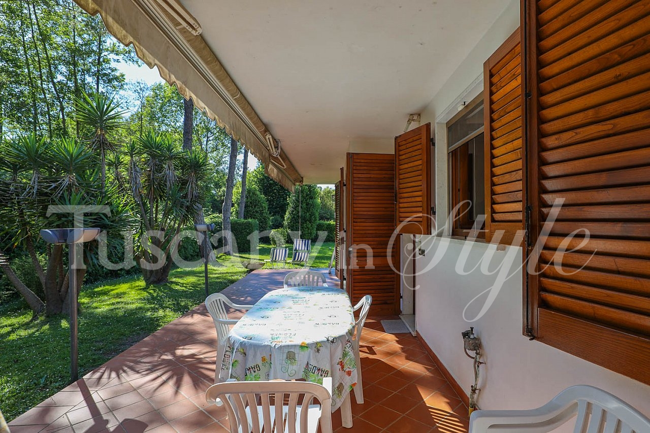 Villa Cinquale-Lovely villa set in a park garden 400 mts from the sea-8