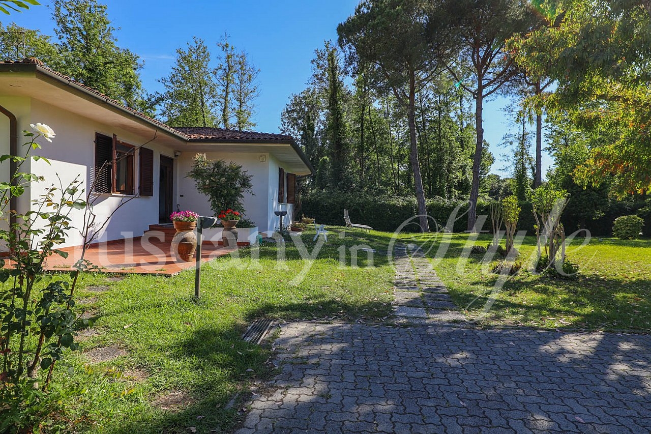 Villa Cinquale-Lovely villa set in a park garden 400 mts from the sea-4