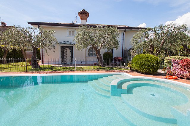 Lovely independant villa with pool and olive grove